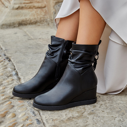 Buonarotti Stiefelette Schwarz Schnalle Fransen