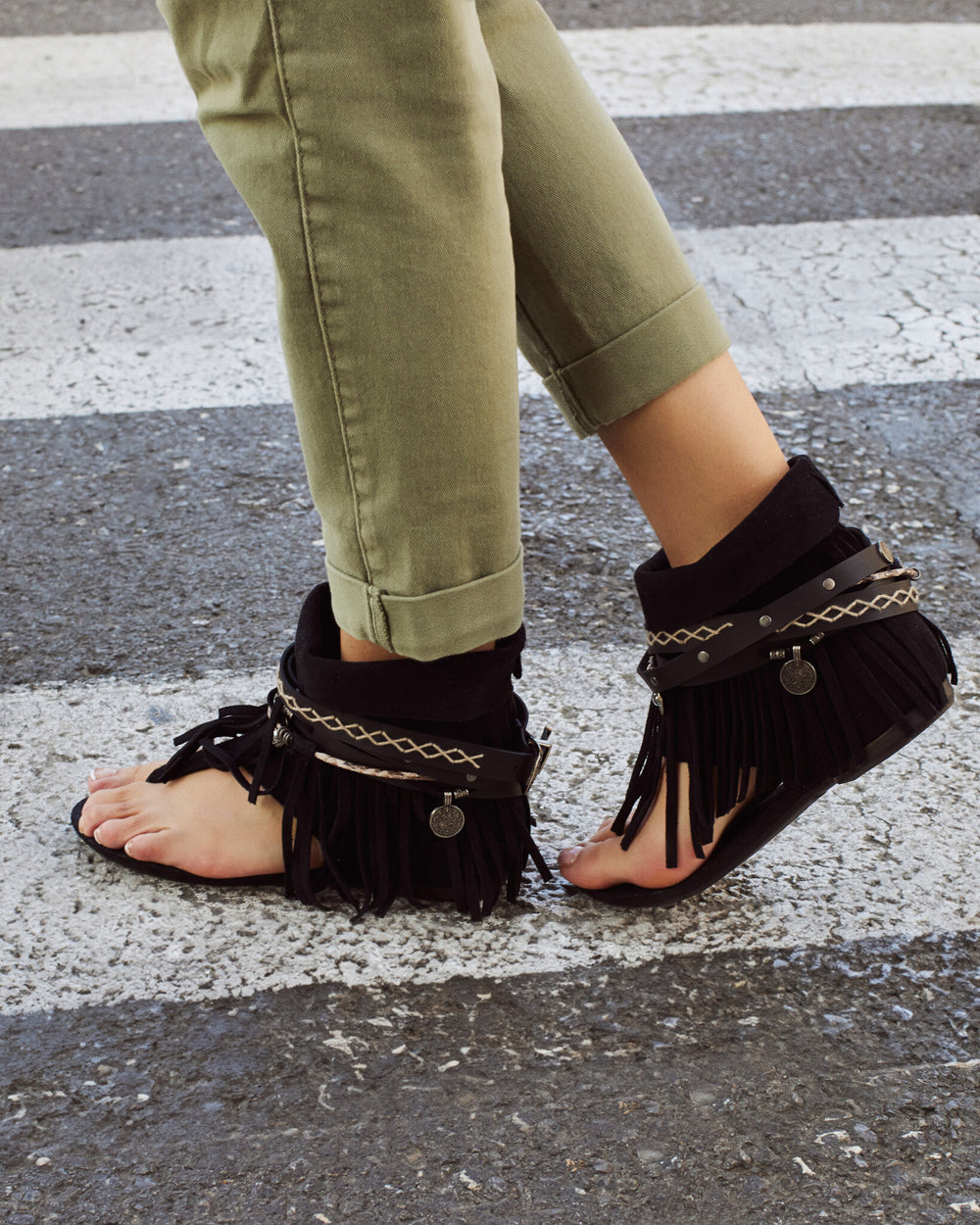 Buonarotti Ibiza Sandalen Schwarz Suedine Schnalle Fransen