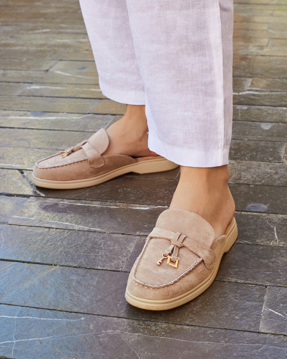 Buonarotti Slipper Beige Veloursleder Charms
