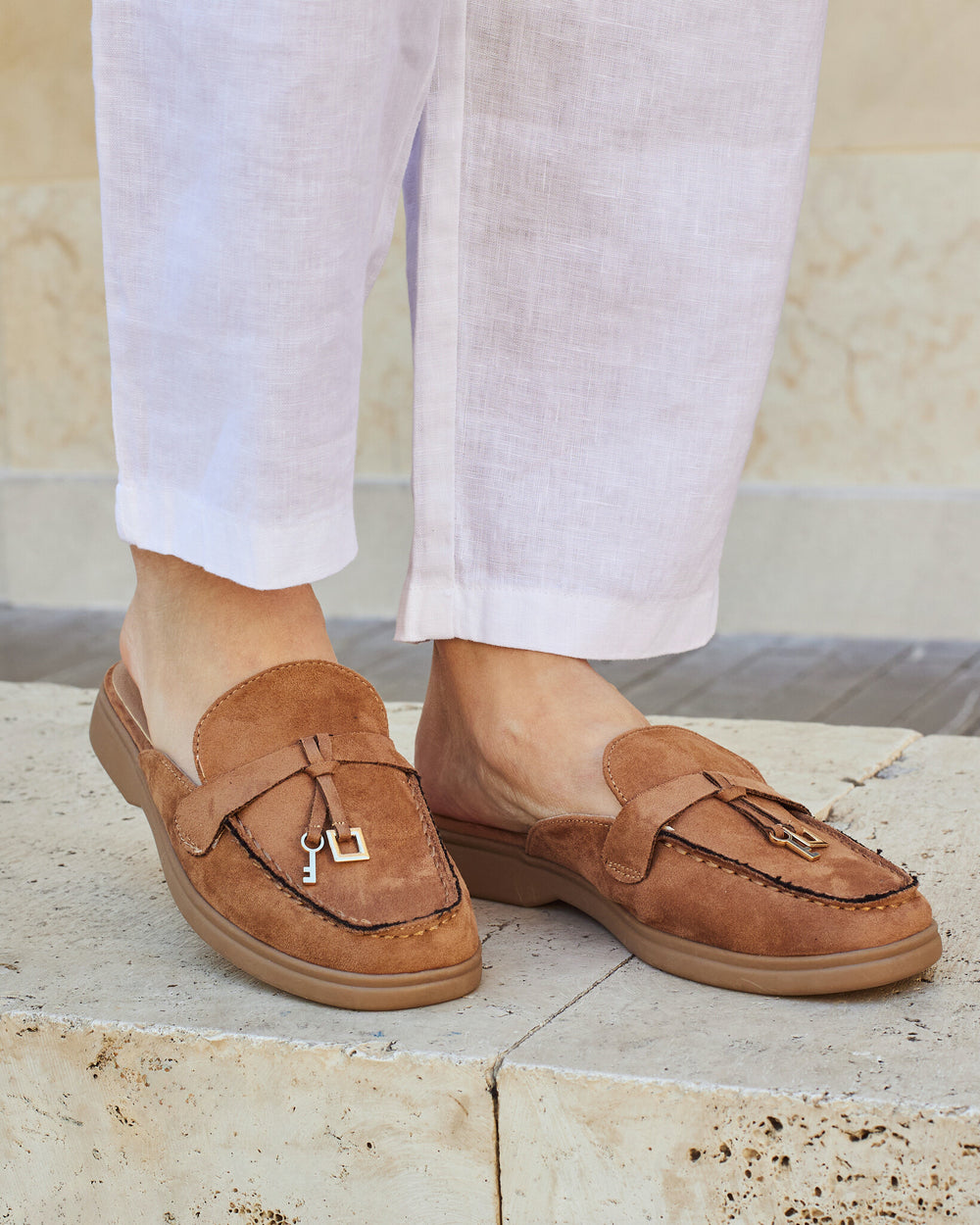 Buonarotti Slipper Kamel Wildleder Charms