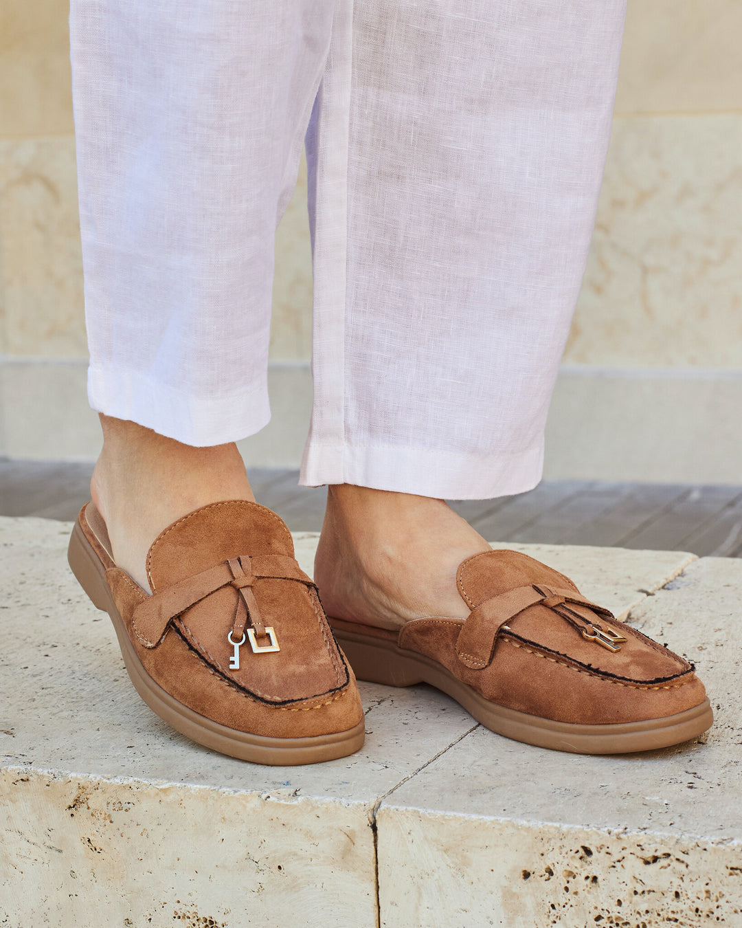 Buonarotti Slipper Kamel Wildleder Charms