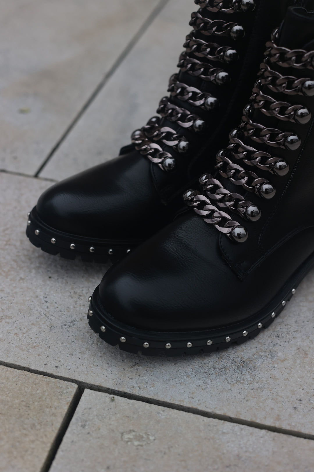 Smile Favorites Bikerstiefel Schwarz Kette Grau
